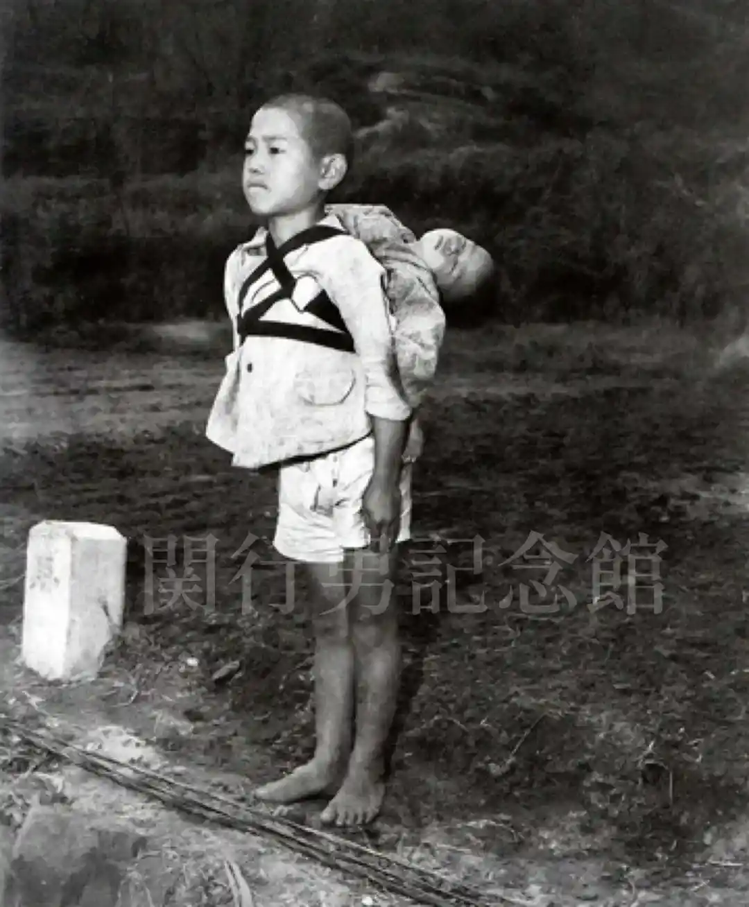 「Cremation Site, Nagasaki 1945」と題された写真