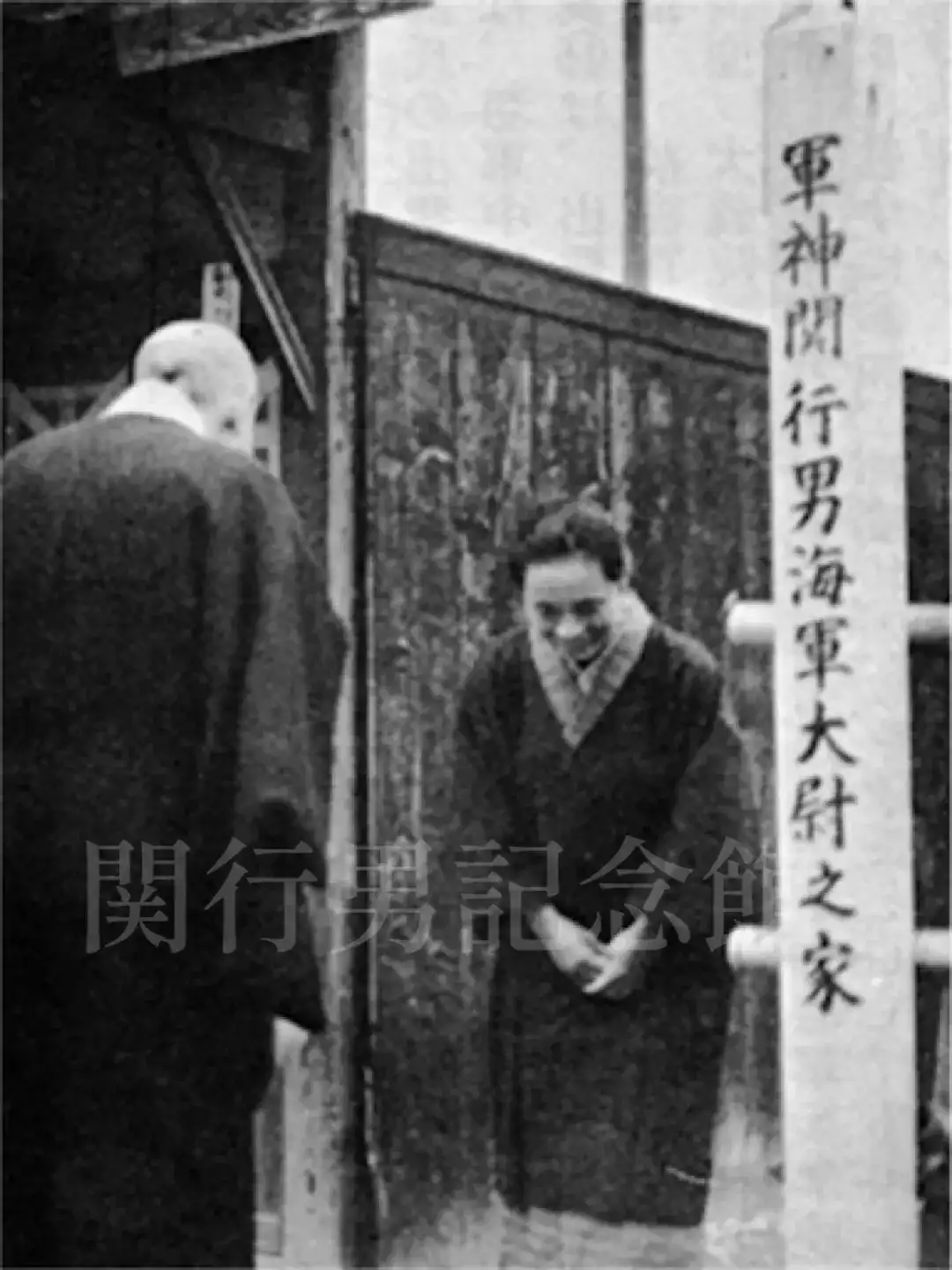 弔問客に答礼する関行男海軍中佐のご母堂様