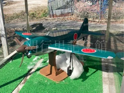 中津留達雄海軍少佐ご墓所に展示してある「彗星」の模型