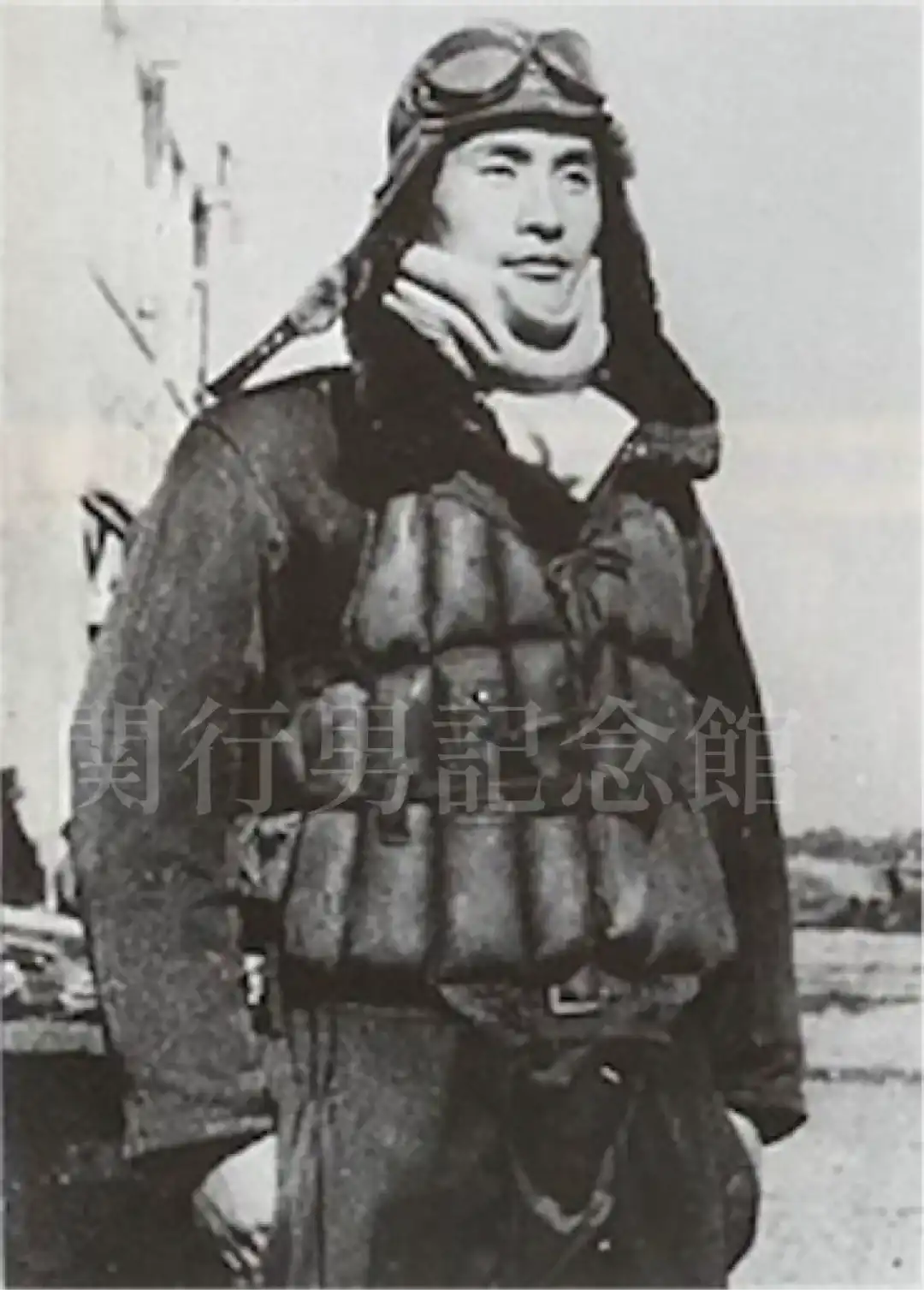 飛行服姿の関行男海軍中佐