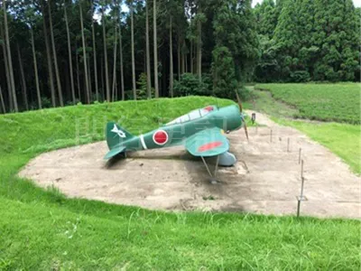 知覧特攻平和会館近くの掩体壕跡にある戦闘機模型